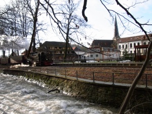 Der Brockenzug fährt durch