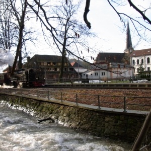 Der Brockenzug fährt durch